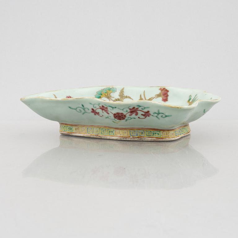 A porcelain dish, China, Qing dynasty, late 19th century.