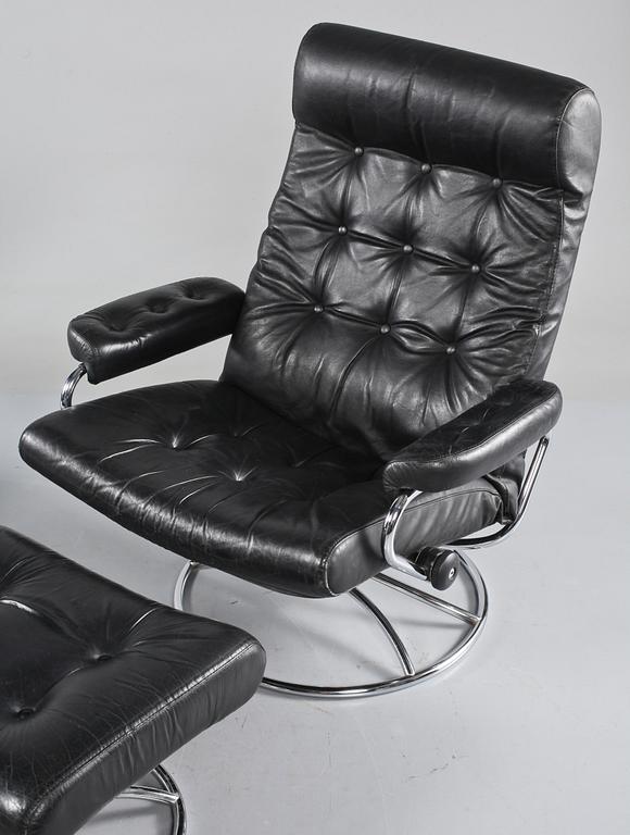 FÅTÖLJER, ett par, samt FOTPALLAR, ett par, Ekornes, Norge, 1900-talets andra hälft.