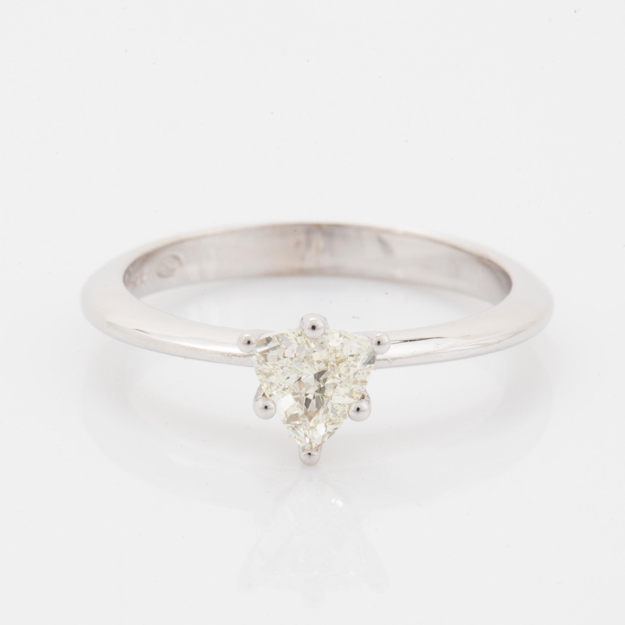 Trillion-cut diamond ring 0,50 ct.