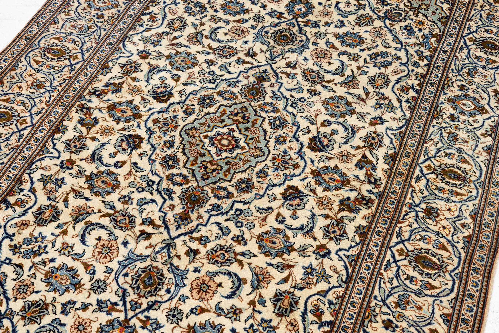 A Keshan carpet, c. 295 x 195 cm.