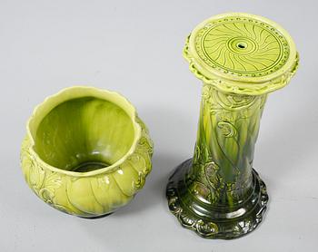 PIEDESTAL med YTTERFODER, majolika, 1900-talets första kvartal.