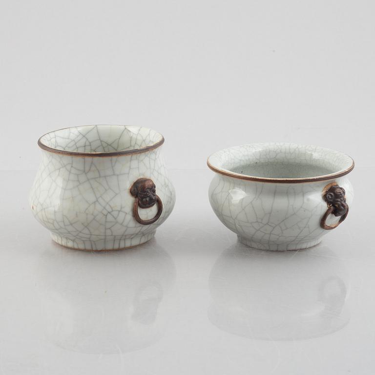 A Chinese ge glazed stoneware brush washer, a vase and two bowls, early 20th century.