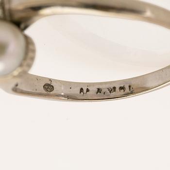 Ring in 18K gold with two pearls and brilliant-cut diamonds.