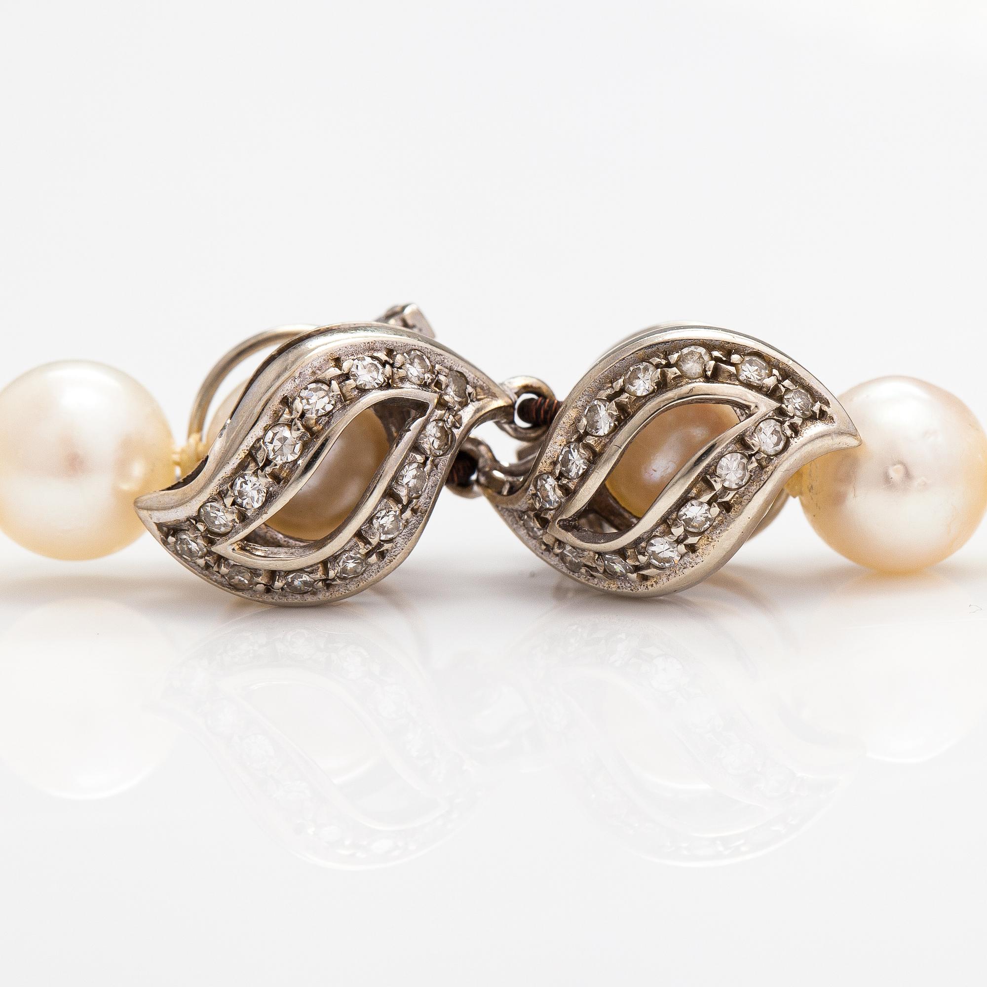 A pearl collier with cultured pearls and an 18K white gold clasp with diamonds ca. 0.42 ct in total.