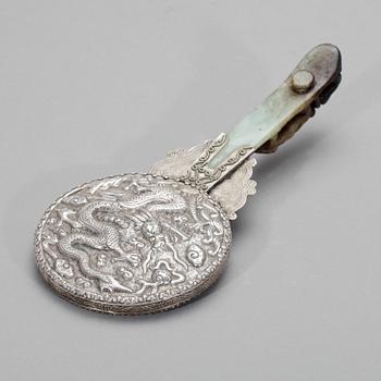 SPEGEL, nefrit samt silver, omkr år 1900.