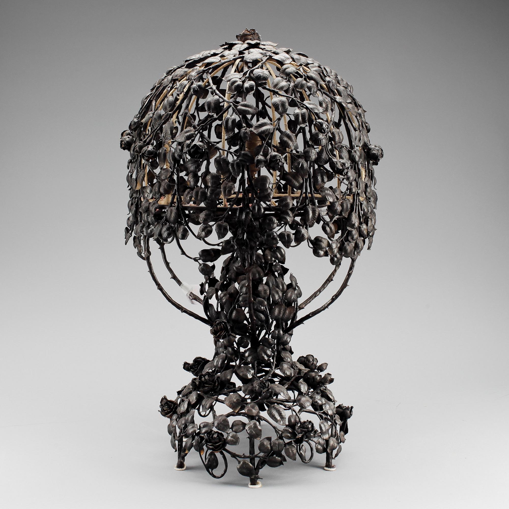 BORDSLAMPA, smitt järn, senjugend, 1900-talets första hälft.