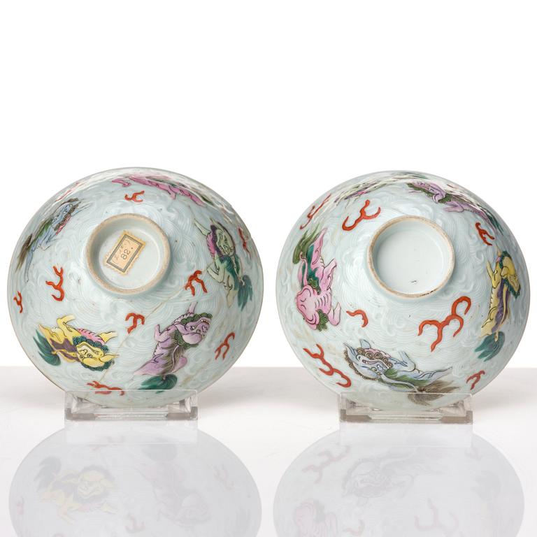 A pair of porcelain cups with covers, Qing dynasty, 19th Century.