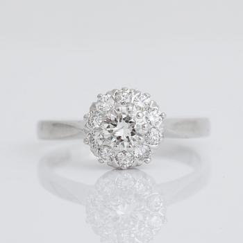 RING, 18K vitguld och briljantslipade diamanter, tot ca 0,98 ct, Åhlén & Samuelsson, Stockholm, 1966. Vikt ca 4,07 g.