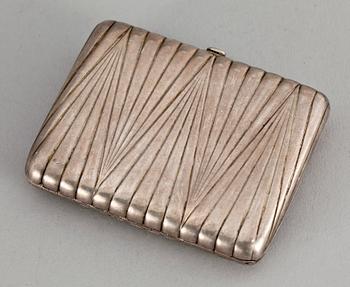 CIGARETTETUI, silver, St Petersburg, Ryssland 1900-talets början. Vikt ca 145 gram.