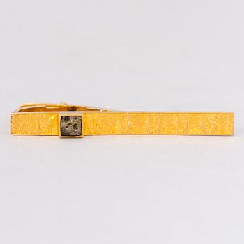 BJÖRN WECKSTRÖM, TIEPIN and CUFFLINKS, 14K gold, copper ore. Lapponia 1967-72.