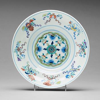 676. A doucai dish, Qing dynasty, with Tongzhis six character mark and period (1862-74).