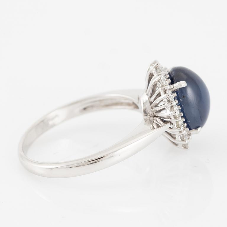 Ring in 18K white gold set with a cabochon-cut sapphire and brilliant-cut diamonds.