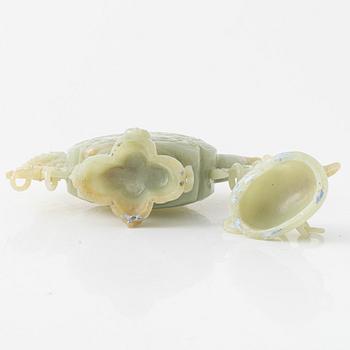 Kanna med lock, nefrit. Kina, sent 1900-tal.