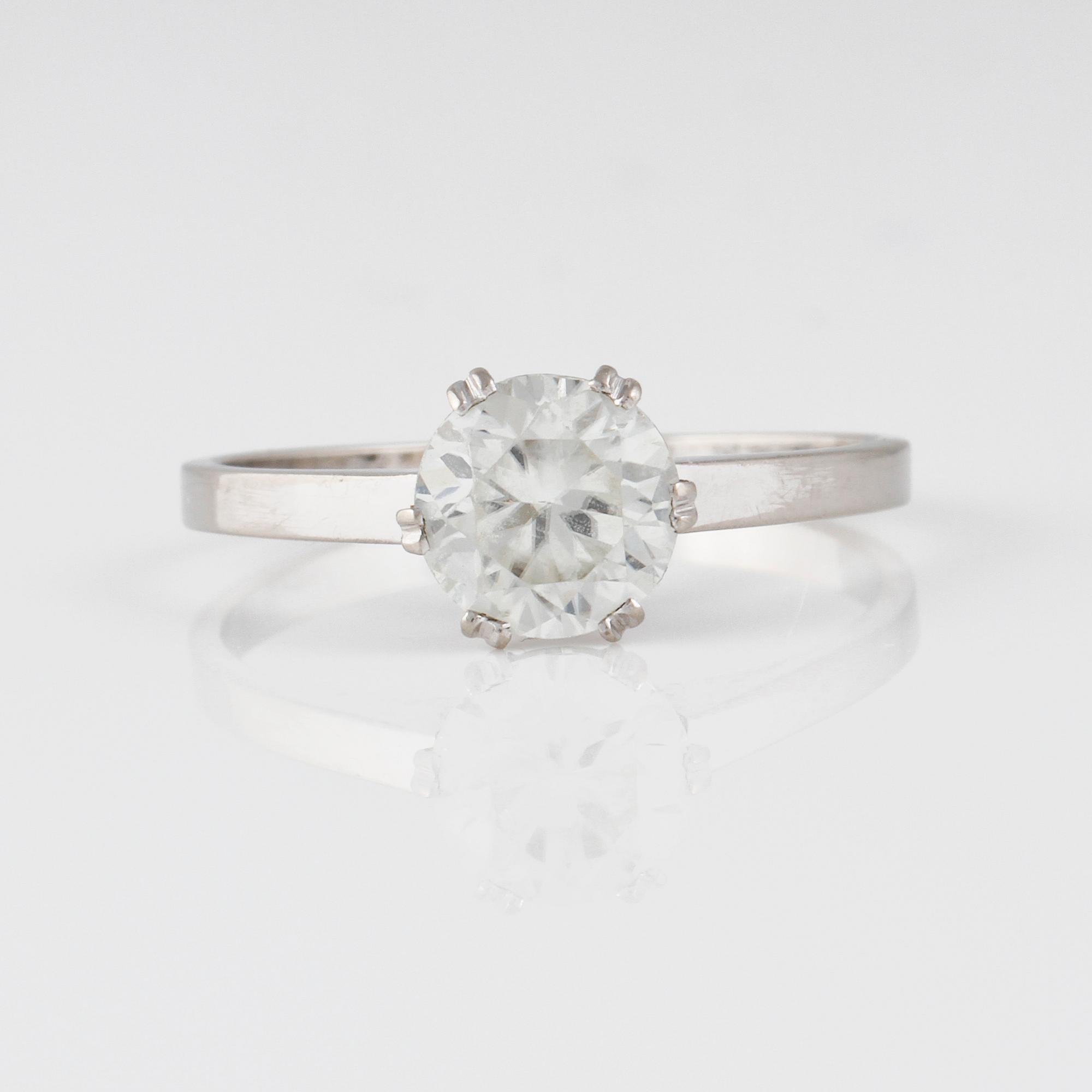 RING, 18K vitguld med fasettslipad vit sten, Trege, Göteborg, 1955. Vikt 2,4 gram.
