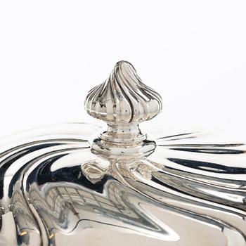 C.G. Hallberg, Terrin med lock, silver, rokokostil, Stockholm 1910.