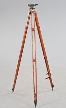 MÄTINSTRUMENT på tripod, 1900-talets mitt.