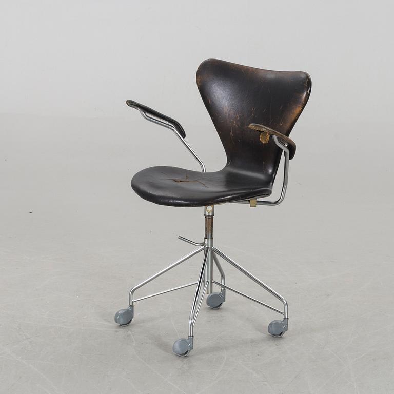 ARNE JACOBSEN, A Sjuan  armchair on wheels.