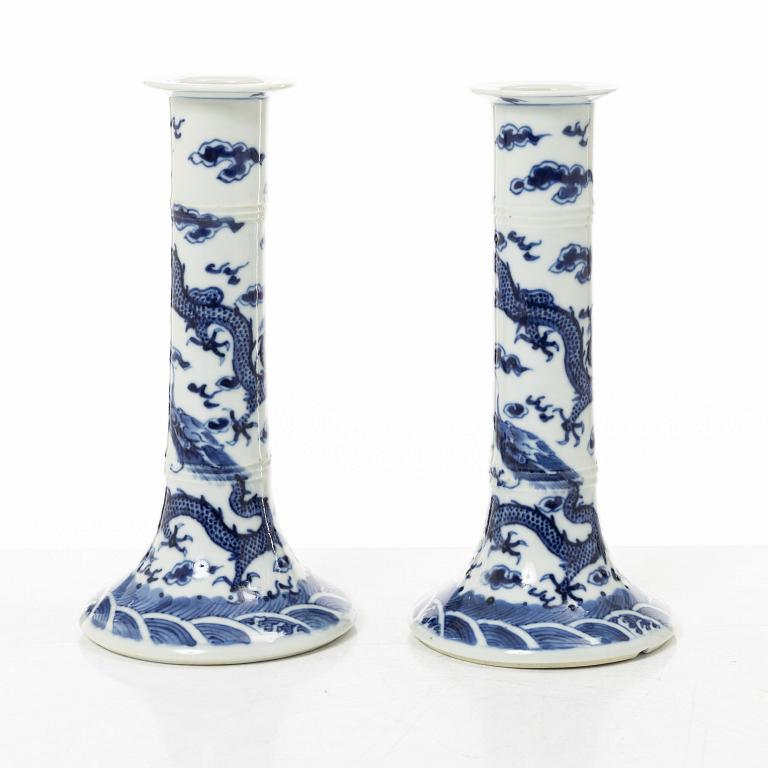 Ljusstakar, ett par, porslin, Kina, 1900-tal.