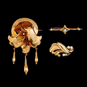 BROSCHER, 3 st, 18 k guld, 1900-talets första hälft. Vikt ca 9 gram.