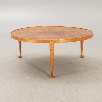 A Josef Frank walnut coffee table nr 2139 for Firma Svenskt Tenn alter part of the 20th century.