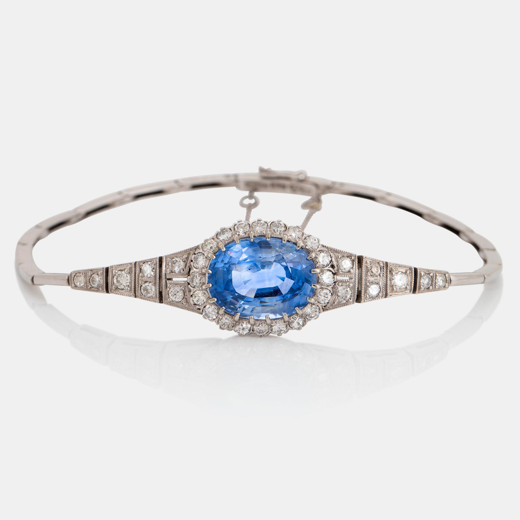 Armband 18K vitguld med en fasettslipad safir vikt ca 7.00 ct.