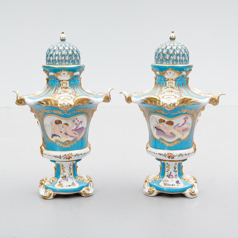 LOCKURNOR, 1 par, porslin, Sévresliknande märke, 1900-talets andra hälft.