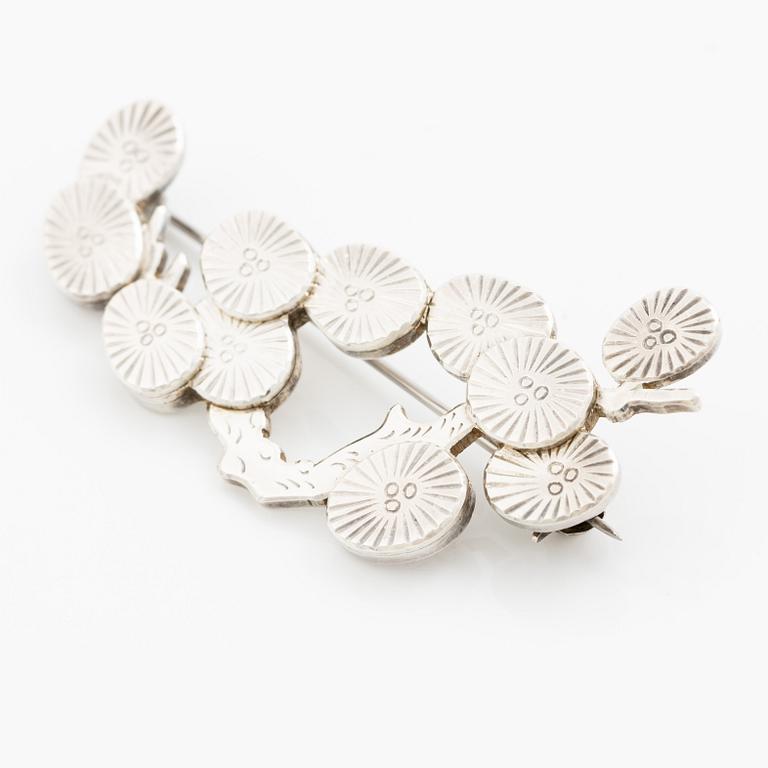 Wiwen Nilsson, brosch i form av kvist, sterlingsilver, Lund 1954.