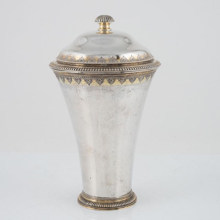 Peter Stenfelt, bägare, silver, Gävle, 1764. Med lock Otto Lindeberg, Stockholm, 1916.