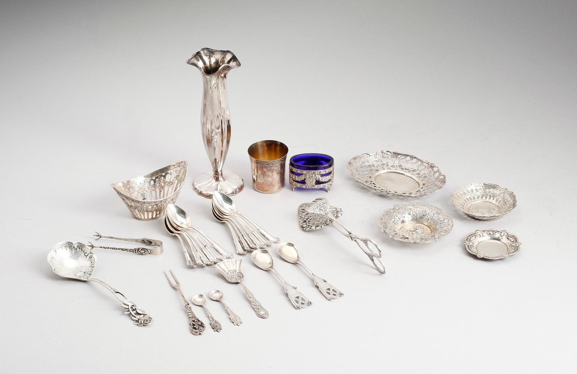 SILVERFÖREMÅL, 28 delar, 1900-tal. Total vikt ca 465 gram.