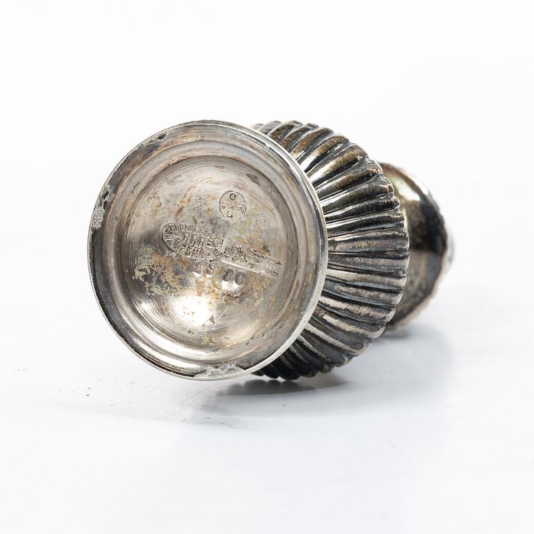 Saltkar, ett par, samt ströare, 5 st, silver, bl a C.G. Hallberg Stockholm 1918.