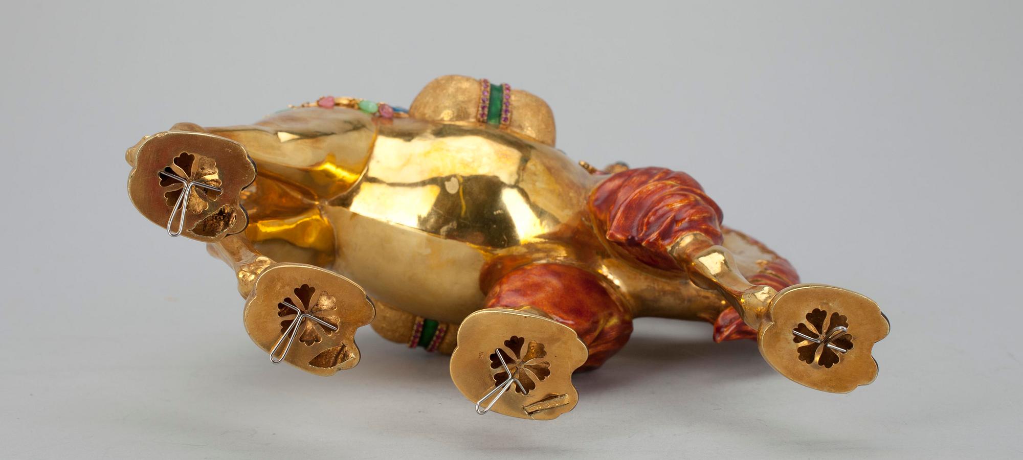 KAMEL, guld 18k, Kina 1970-tal, kontrollstämplad i Finland 1975. Tot. vikt ca 721 g, utan sockel.