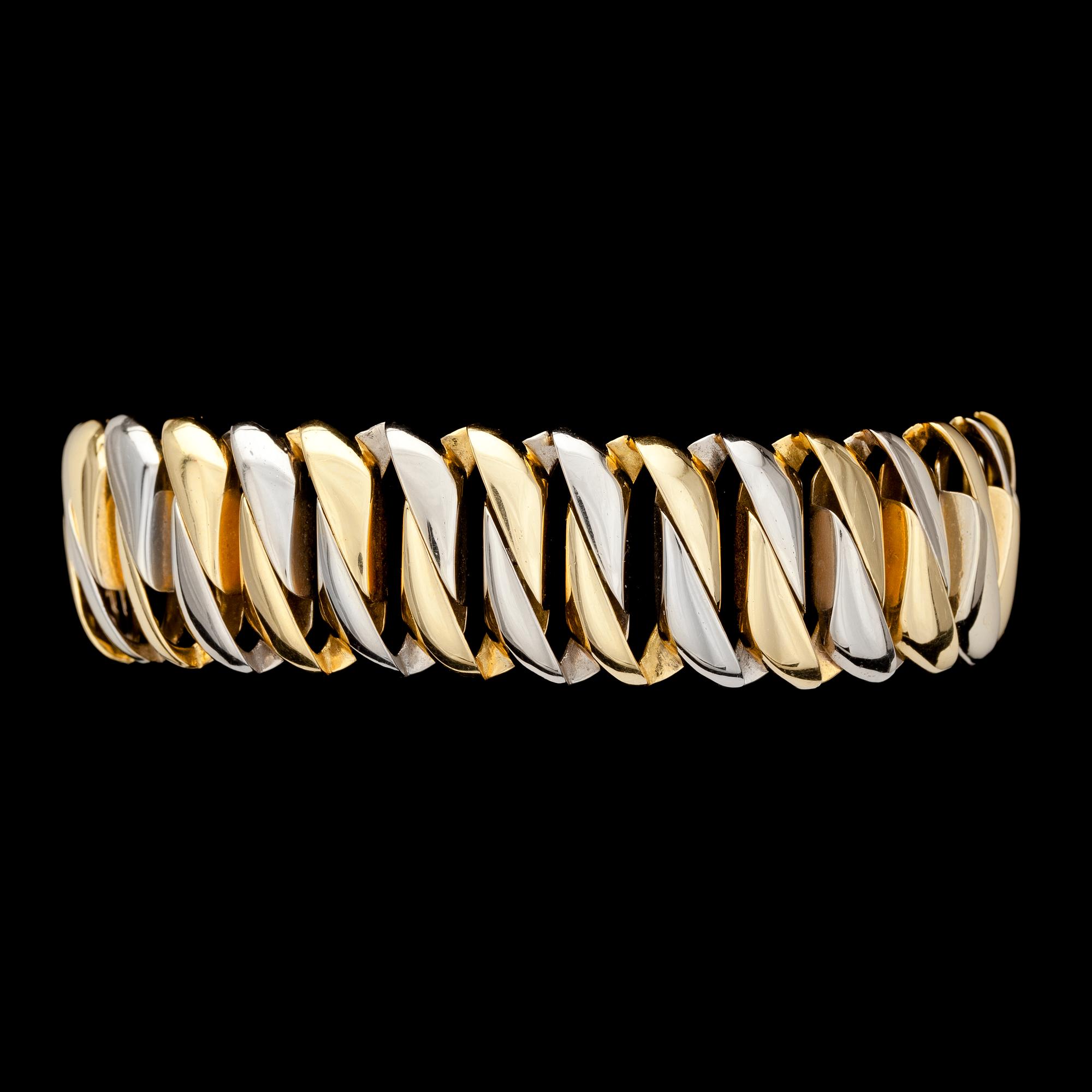 ARMBAND, sammanflätade länkar rött och vitt guld. Vikt 75,3 g.