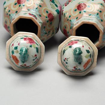 A pair of famille rose vases with cover, Samson, late 19th Century.