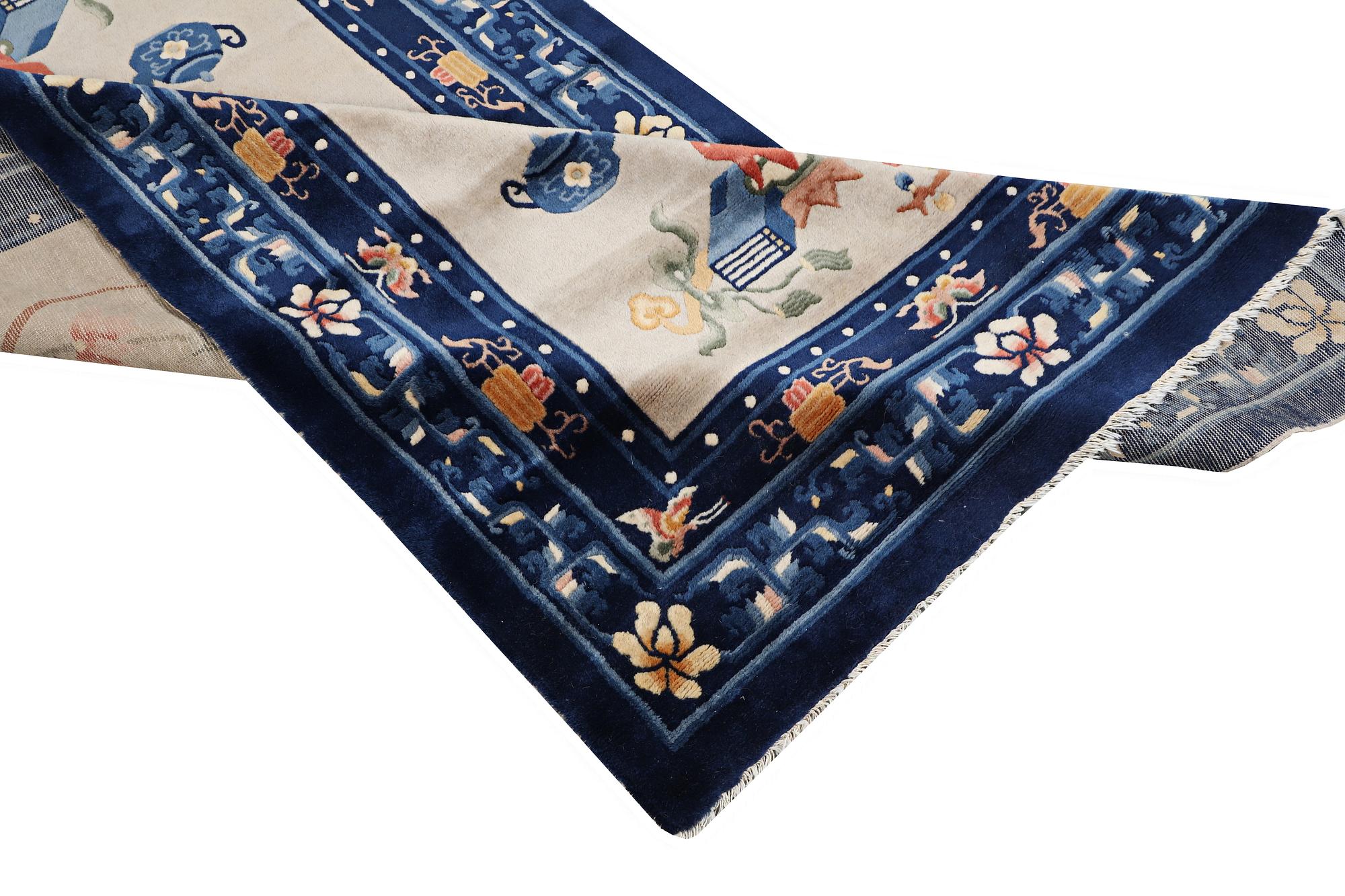 Matta, Kina, antik finish, ca 206 x 117 cm.