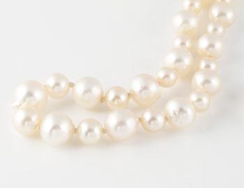 COLLIER, odlade pärlor med lås i 18K guld, GVH, Stockholm, 1943.