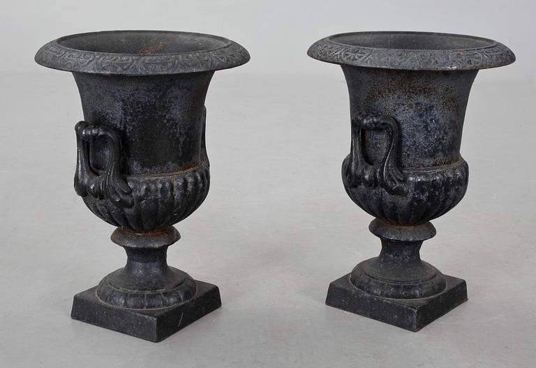 TRÄDGÅRDSURNOR, ett par, gjutjärn. 1900-talets andra hälft.