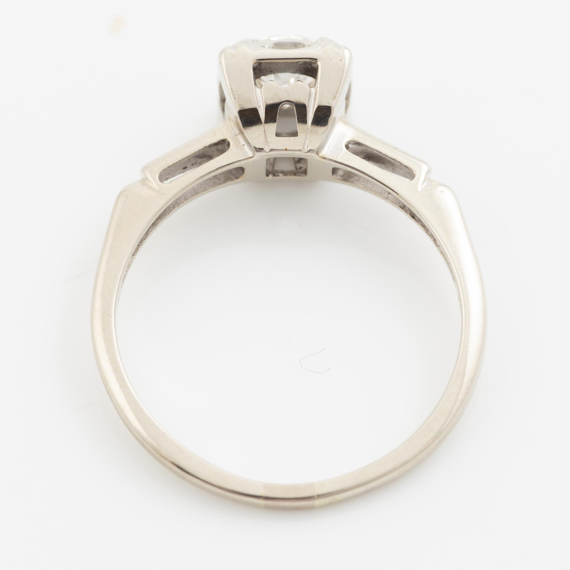 Ring, solitaire, 14K white gold with brilliant-cut diamond.