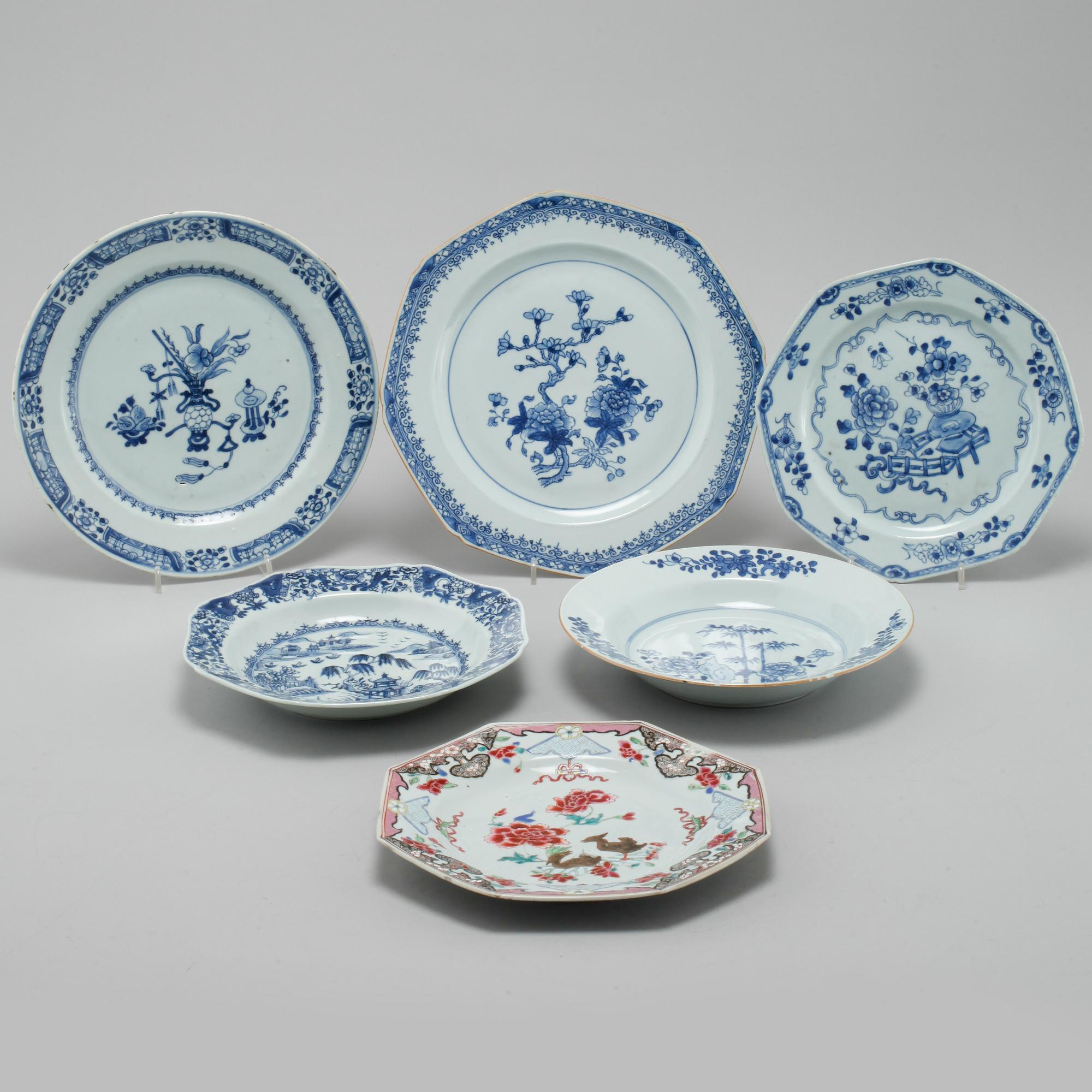 Four Chinese dinner plates and two Chinese serving dishes from Qing Dynasty, Qianlong period.
