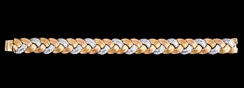 ARMBAND, W.A. Bolin. Guld 'en trois couleurs' med diamanter, tot. ca 2.30 ct. 1940-50tal.