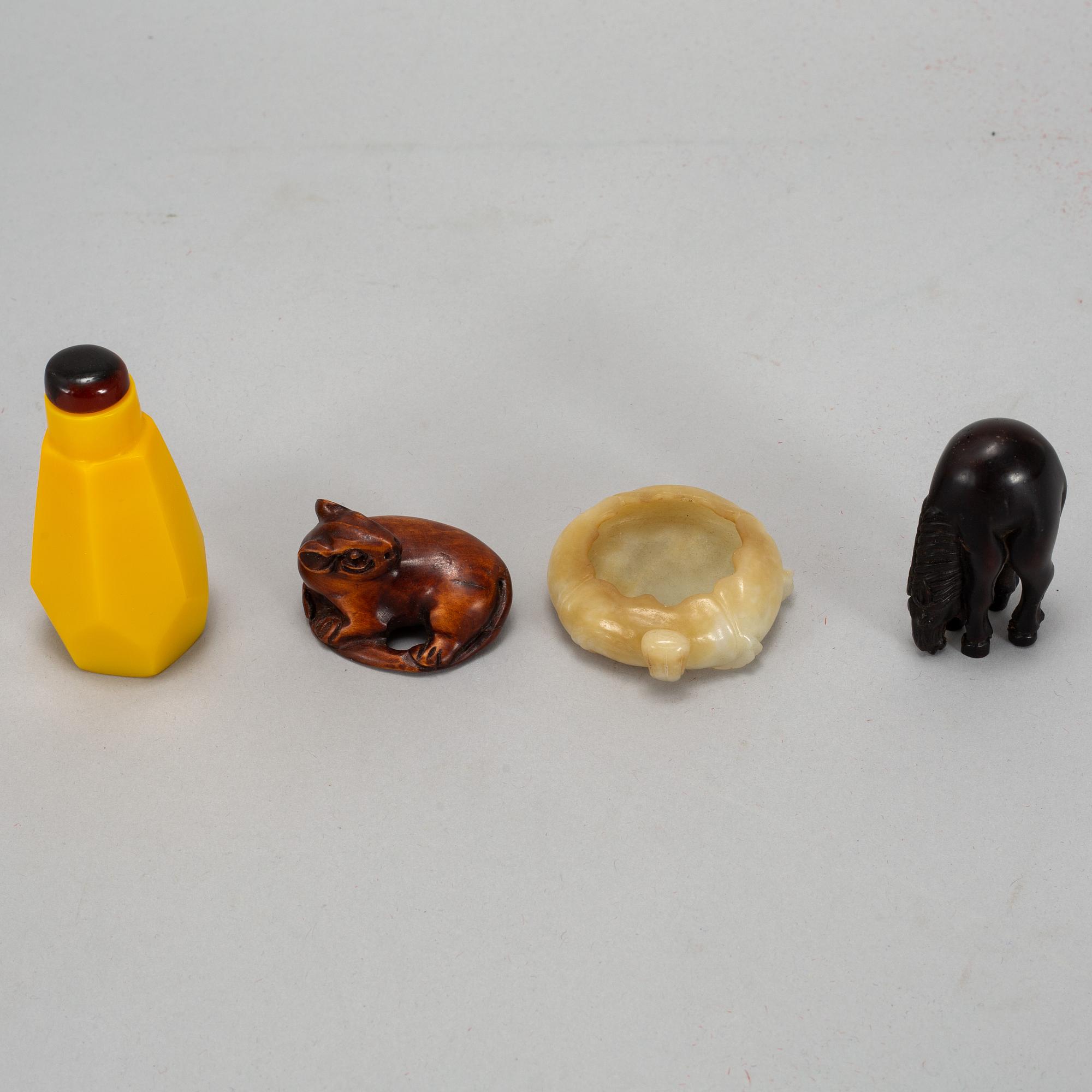 PENSELBAD, nefrit, SNUSFLASKA, glas, samt NETSUKE, två stycken. Kina och Japan, 1900-tal.