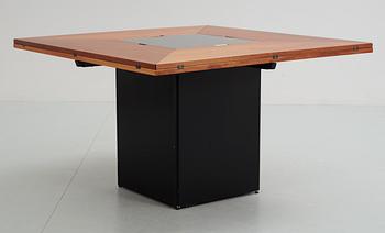 A Bob van den Berghe "Cirkante" table, Van den Berghe-Pauvers, Gent, Belgien 2000.