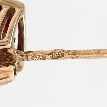 Örhängen, 14K guld med granater och diamanter tot. ca 0,002ct .