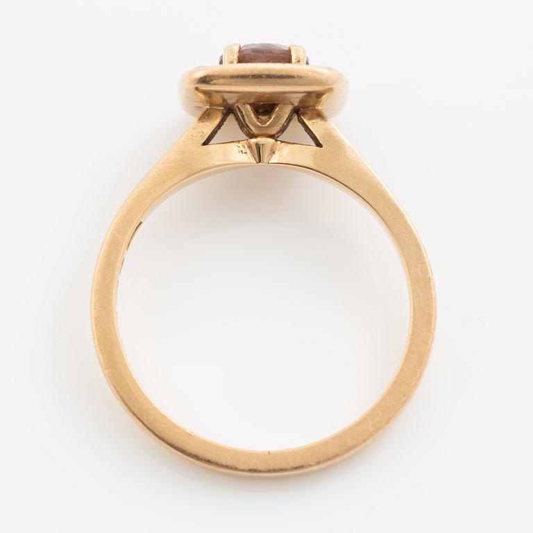 Ring 18K gold with a brown stone and round brilliant-cut diamonds.