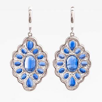 A pair of 18K white gold earrings with brilliant cut diamonds ca. 0.76 ct in total and kyanites.