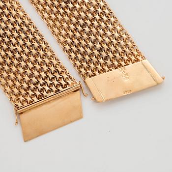 An 18K gold necklace.