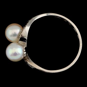 RING, 18 k vitguld, 1952, odlade pärlor. Vikt 2,2 g.
