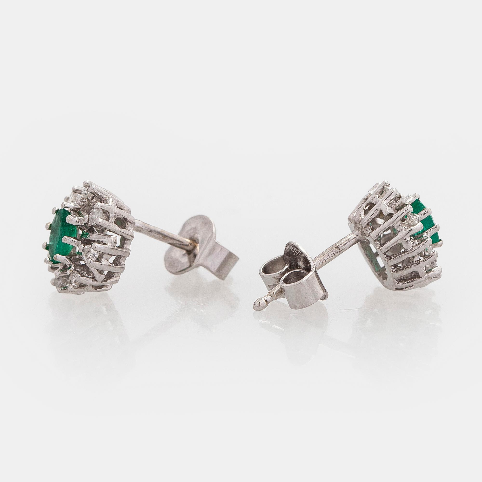 Örhängen, 14K vitguld, smaragder och diamanter.