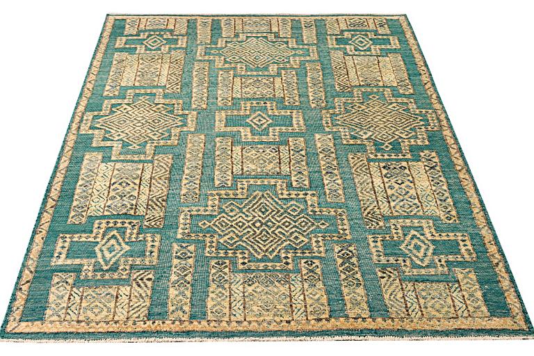 Matta, orientalisk med mönster i relief, ca. 308 x 203 cm.