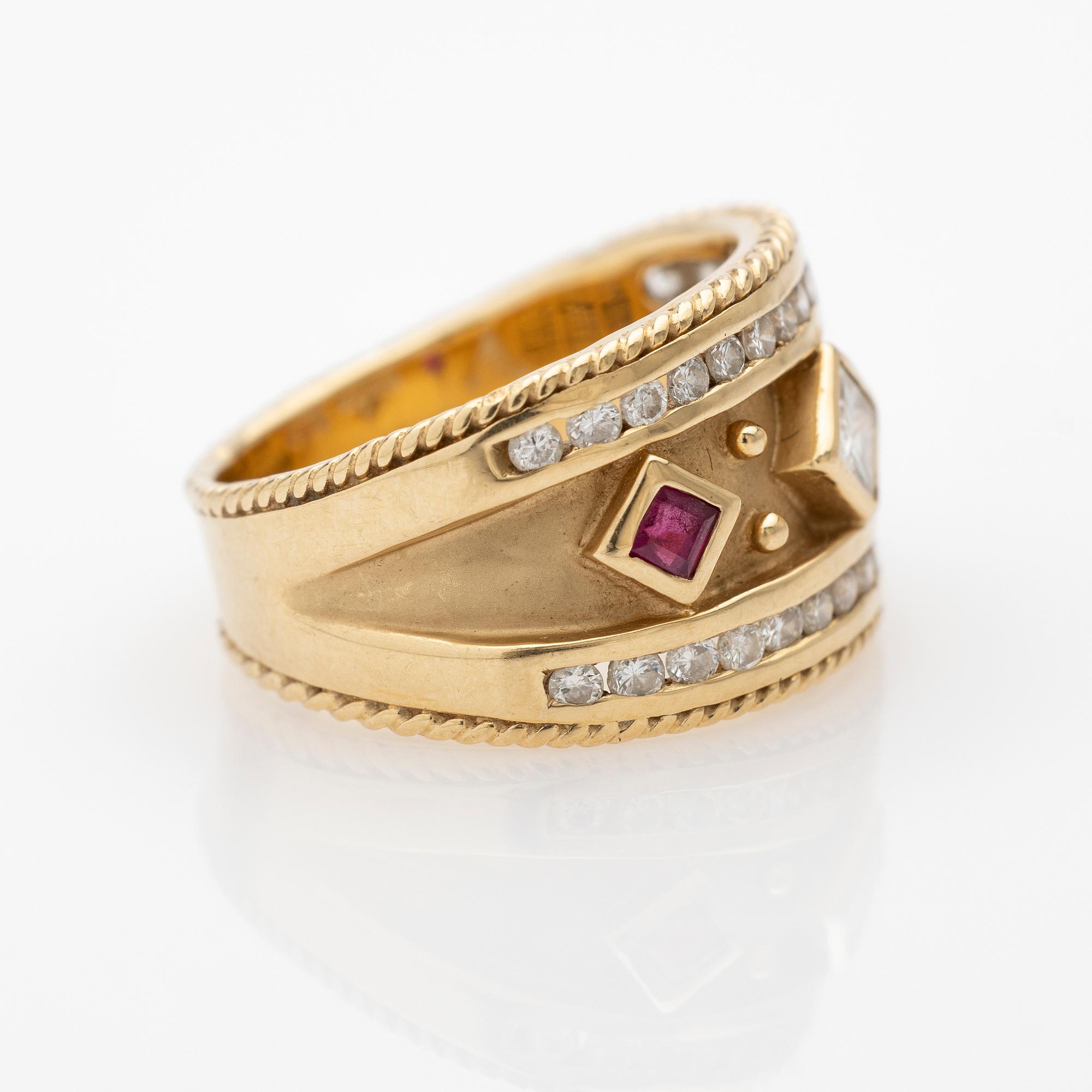 Ring, 18k guld, prinsesslipad diamant och röd sten.