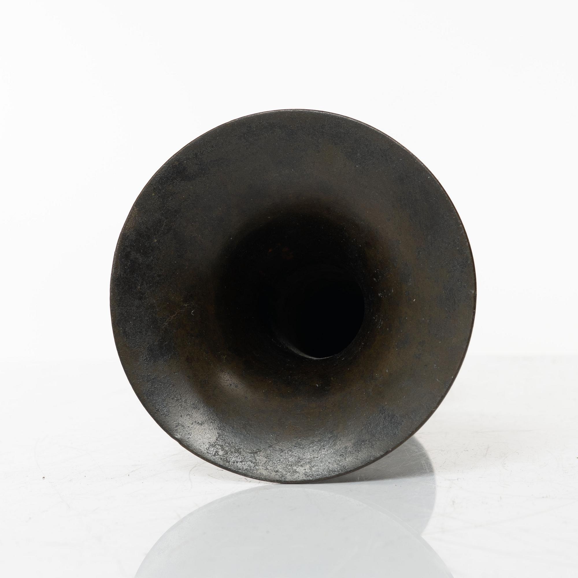 An archaistic bronze vase, Gu, Qing dynasty (1644-1912).